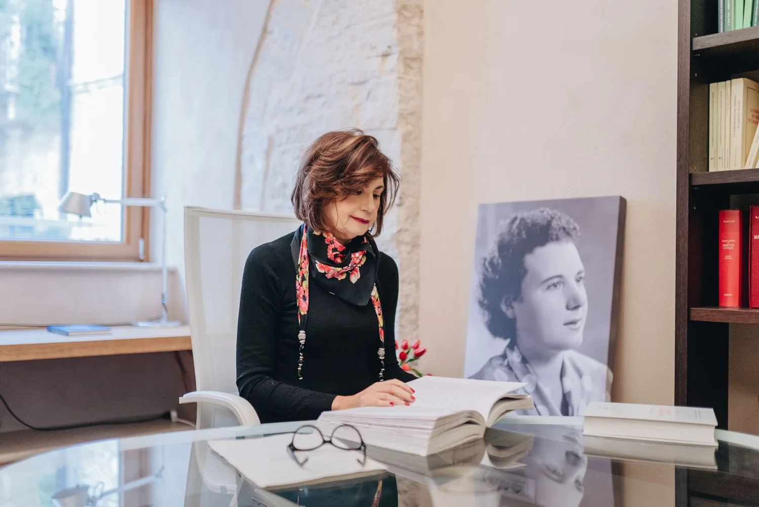 Franca Maria Lorusso alla scrivania del suo studio, durante un colloquio