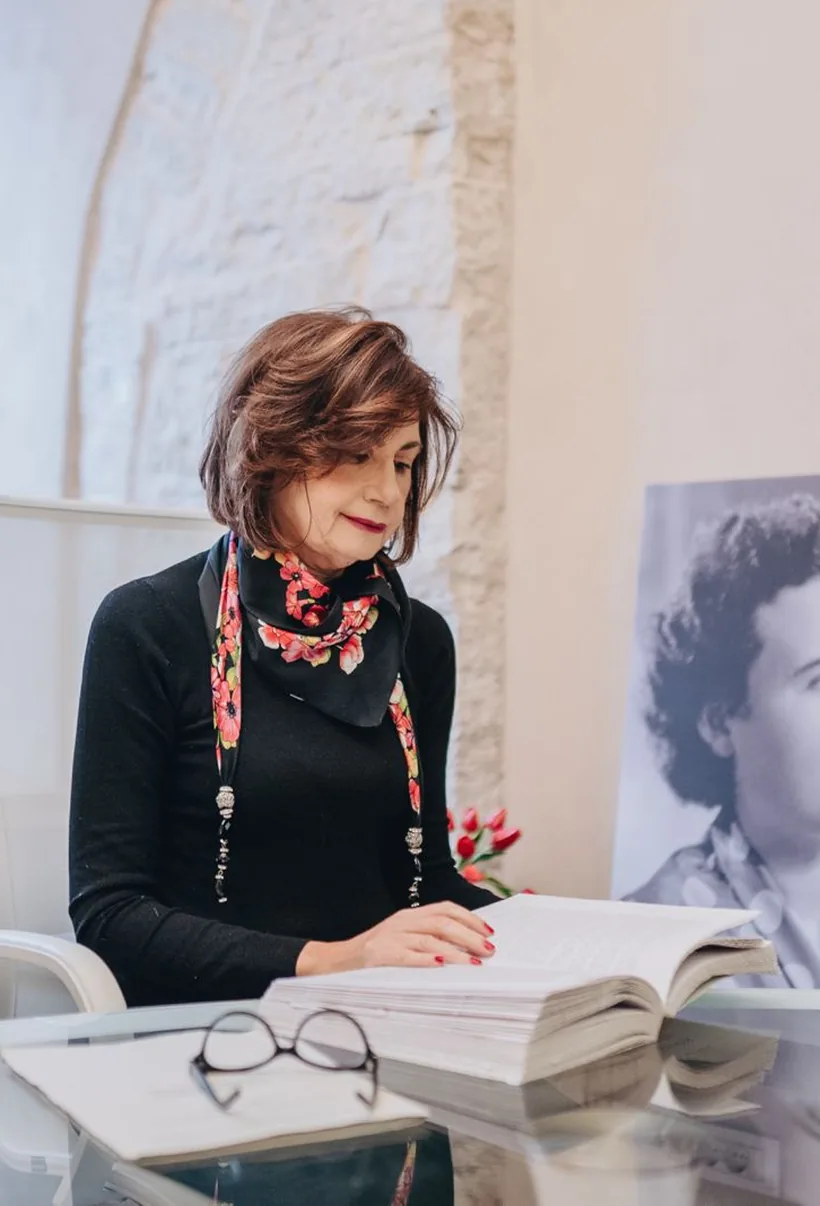 Franca Maria Lorusso nel suo studio a Trani, mentre studia un volume alla luce della finestra